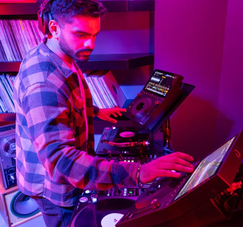Pioneer CDJ-1500X  Professioneller DJ-Multiplayer platzsparendes Design, 10,1" Touchscreen &  CoBeat-Service