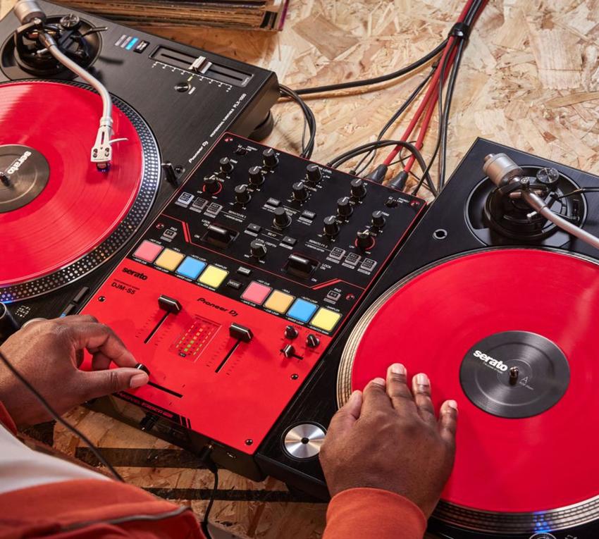 Pioneer DJM-S5,2-Kanal DJ-Mixer im Scratch-Style (glänzend rot)