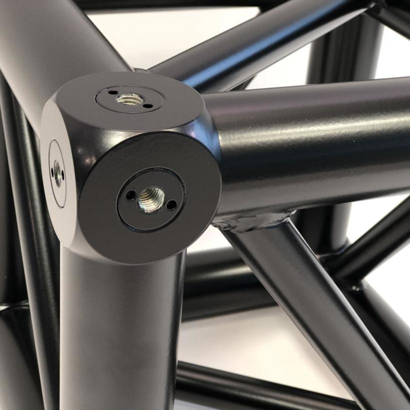 Litec QX30C8 neue Version mit Bracing schwarz RAL9005M 6 way box corner, mit M12-Gewinde