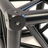 Litec QX30C8 neue Version mit Bracing schwarz RAL9005M 6 way box corner, mit M12-Gewinde