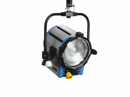 ARRI True Blue ST2/3, Location, 2000W, MAN, blau/silber, ohne Stecker, Kabel 3m m. Schnurschalt., 4-FT, FFR, 220-250V