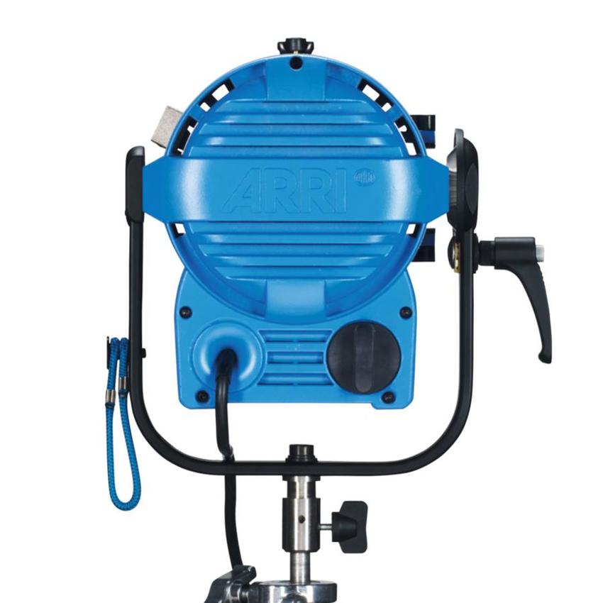 ARRI True Blue T1, 1000W, MAN, blau/silber, ohne Stecker, Kabel 3m, 4-FT, FFR, Schnurschalter, 220-250V