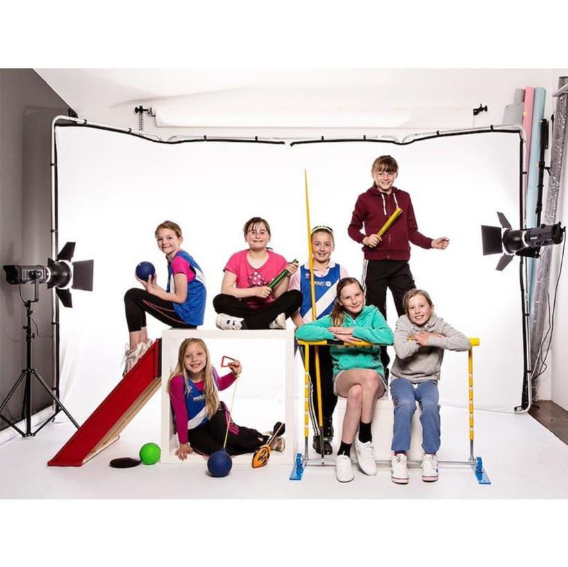 Manfrotto Panorama Hintergrund 4m (Weiss) 4m x 2.3m (Kit mit Stoff und Rahmen)