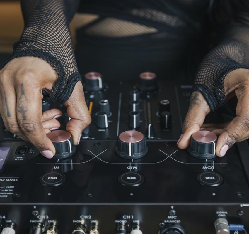 AlphaTheta Euphonia  professioneller 4-Kanal Rotary-Mixer mit Drehreglern und analoger Transformator-Schaltung