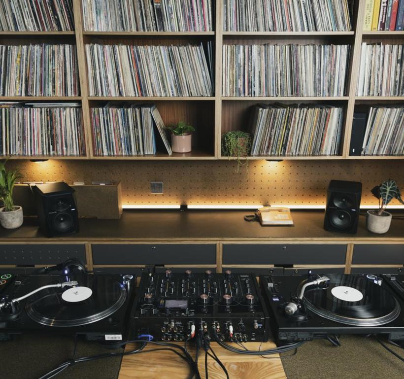 AlphaTheta Euphonia  professioneller 4-Kanal Rotary-Mixer mit Drehreglern und analoger Transformator-Schaltung