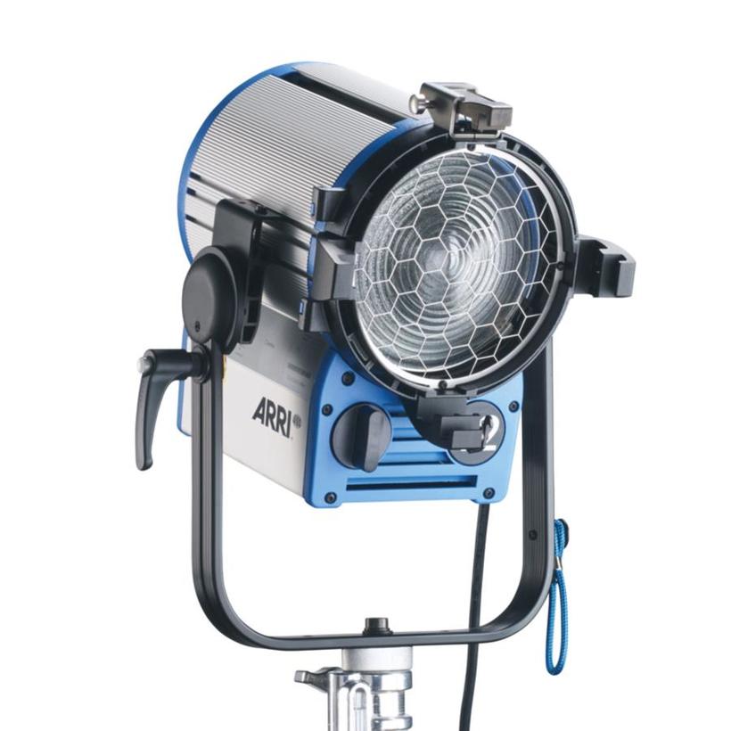 ARRI True Blue T2, 2000W, MAN, blau/silber, Schuko, Kabel 3m, 4-FT, FFR, Schnurschalter, 220-250V