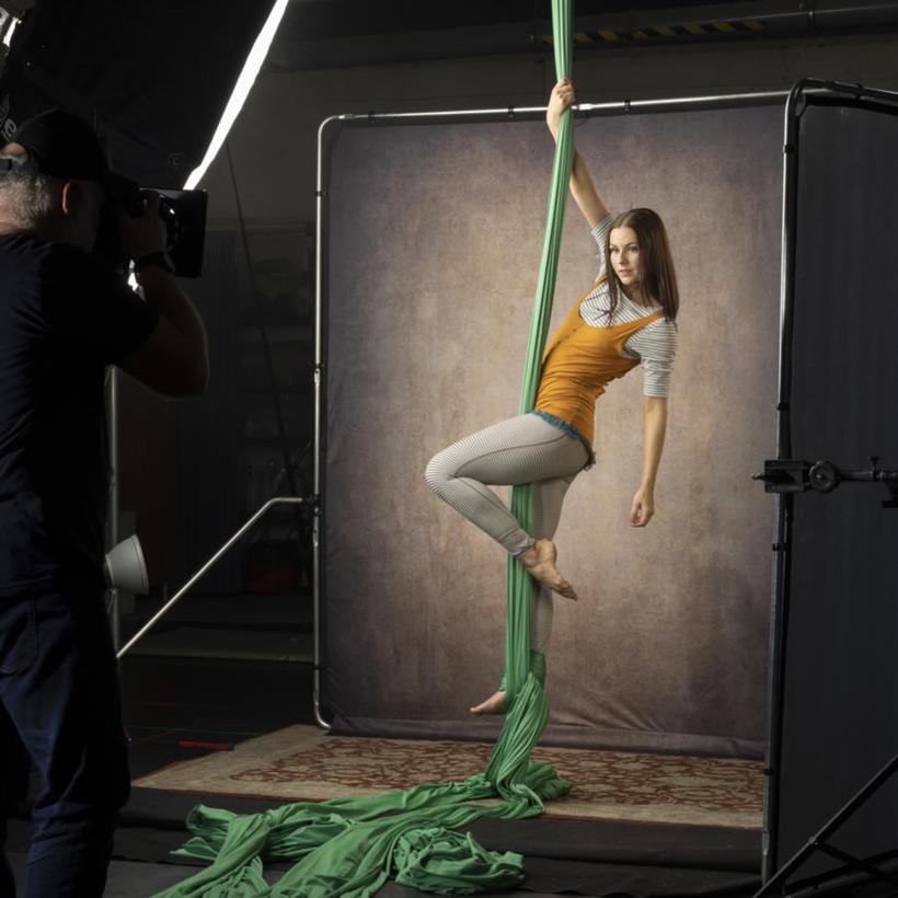 Manfrotto EzyFrame Vintage Walnut, 2 x 2,3m  Hintergrund im Vintage-Stil, Farbe: Nussbaum, inkl. Rahmen & Tasche