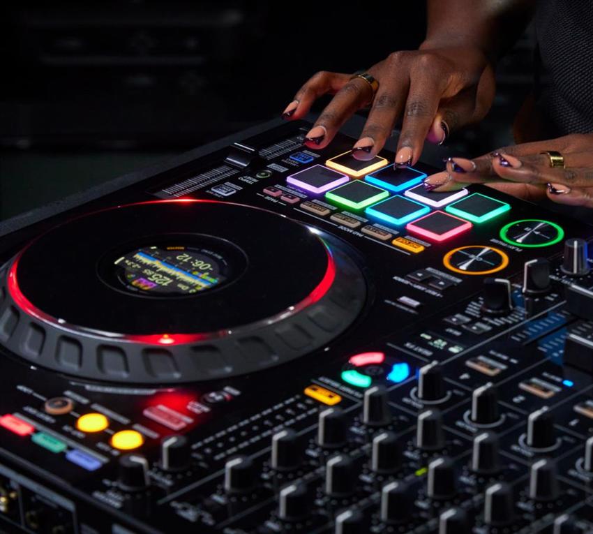 4-channel DJ performance controller for rekordbox and Serato DJ Pro