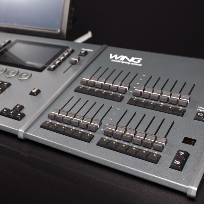 Zero88 ZerOS Wing (Fader-Erweiterung), 24 Fader/Tasten inkl. Wing Feet & Wing **NACHVOLGER: VL54109-124 **