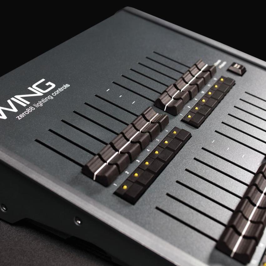 Zero88 ZerOS Wing (Fader-Erweiterung), 24 Fader/Tasten inkl. Wing Feet & Wing **NACHVOLGER: VL54109-124 **